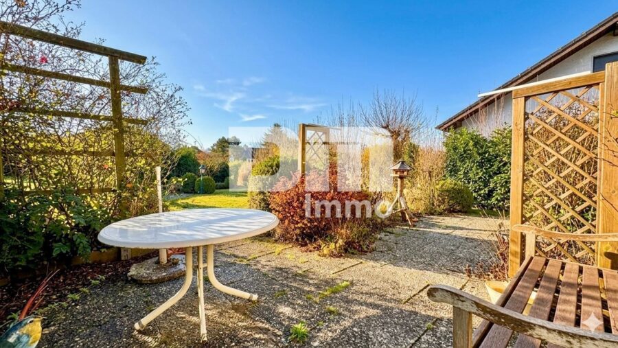 Gepflegtes 1 bis 2 Familienhaus in gesuchter Ortsrandlage mit Panoramablick - Terrasse 2 / Blick Gartenbereich